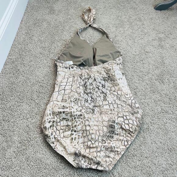 Coco Reef Contours Crocodile Twist Shaping One-Piece Swimsuit - Picture 4 of 7